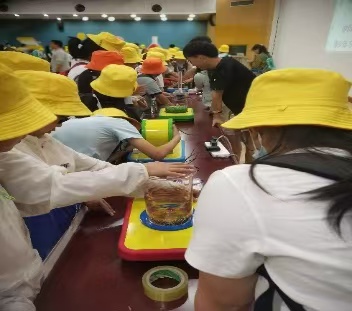 学员们在科学实验现场动手操作